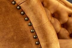Design Récamière CHESTERFIELD 170cm senfgelb Samt Knopfheftung Nietenbesatz