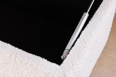 Moderne Truhenbank LOFT 100cm weiß Bouclé Sitzbank mit Stauraum gepolstert schwarz Metall