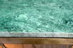 Abstrakter Beistelltisch DIAMOND 50cm grün Marmor messing Metall
