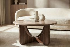 Runder Couchtisch ENSO 80cm champagner greige Travertin Keramik Walnussholz