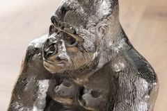 Runder Beistelltisch KONG 50cm silber Metall Glas Affenfigur Gorilla Skulptur