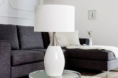 Moderne Tischlampe CARLA 60cm weiß silber mit Leinenschirm
