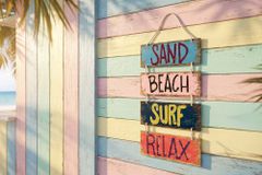 Maritimes Wandschild SURF & BEACH 110cm buntes Holzdesign Deko-Schild