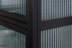 Moderne Vitrine AMSTERDAM 180cm schwarz gold Riffelglas Metall Highboard Schrank
