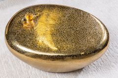 Handgefertigter Couchtisch STONE 75cm gold Metall Hammerschlag Design