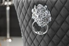 Eleganter Stuhl CASTLE DELUXE grau Samt Löwenkopf Chesterfield Design Esszimmerstuhl Nieten