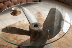 Maritimer Couchtisch OCEAN M 60cm kupfer geflammt rund Schiffsschraube Glasplatte