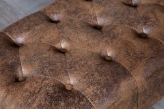 Chesterfield Fußhocker 80cm antik braun mit Knopfheftung und Nietenbesatz