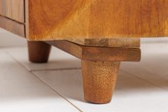 Massiver Nachttisch SCORPION 50cm braun Mangoholz Beistelltisch mit 3D Schnitzereien