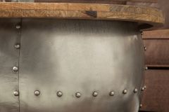 Runder Couchtisch DRUMP STORAGE 70cm natur silber Mangoholz mit Stauraum handmade Industrial