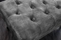 Design Sitzhocker CHESTERFIELD 80cm grau Samt Knopfheftung Nietenbesatz