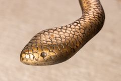 Runder Beistelltisch WILDLIFE SNAKE 65cm kupfer antik Metall Glas handmade