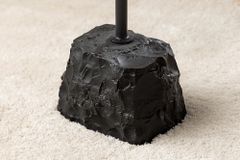 Runder Beistelltisch TRAYFUL 55cm natur Mangoholz Massivholz Marmorfuß Metall schwarz