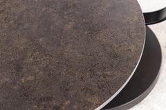 Design Couchtisch DANCING RINGS rost rund drehbar Travertin Keramik schwarz Gestell