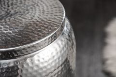 Handgefertigter Beistelltisch ORIENT STORAGE 50cm silber Hammerschlag Design mit Stauraum rund