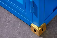Design Aktenschrank GLOBETROTTER 180cm blau Eisen Container Upcycling Industrial