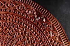 Massives Highboard MANDALA 120cm Mangoholz mit 3D Schnitzereien schwarz goldene Füße