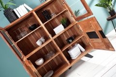 Massives Highboard AMAZONAS 140cm Akazie Metall Vitrine Baumkante