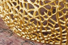 Runder Couchtisch ABSTRACT LEAF 75cm gold Metall massiv Akazienholz filigrane Handarbeit