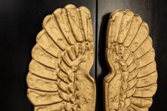 Extravaganter Barschrank ANGEL 140cm schwarz Mangoholz mit goldenen Flügeln