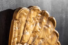 Extravagantes Highboard ANGEL 140cm schwarz Mangoholz mit goldenen Flügeln
