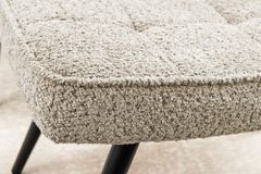 Moderner Hocker SCANDINAVIA champagner greige Bouclé schwarze Metallbeine Fußhocker