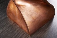 Skulp­tu­raler Beistelltisch TWIST 45cm kupfer geflammt Metall handmade Nachttisch
