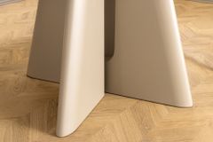 Runder Esstisch ORGANIKO 120cm cement greige mit skulpturalem Säulengestell