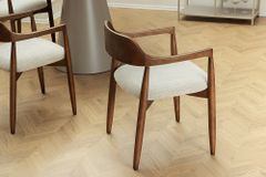 Design Armlehnen-Stuhl KENNEDY braun smoke creme aus recycelter Pinie mit Polstersitz