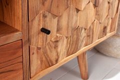 Massives TV-Board MYSTIC LIVING 140cm Akazie natur 3D Oberfläche Massivholz