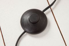 Handgefertigte Stehlampe EUPHORIA 154cm Longan-Holz mit vier Schirmen