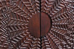 Massives Sideboard MANDALA 160cm Mangoholz schwarz mit 3D Schnitzereien goldene Füße