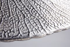 Handgearbeiteter Beistelltisch ABSTRACT LEAF 40cm silber