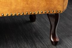 Design Récamière CHESTERFIELD 170cm senfgelb Samt Knopfheftung Nietenbesatz