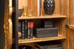 Extravagantes Highboard ANGEL 140cm schwarz Mangoholz mit goldenen Flügeln