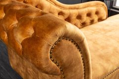 Design Récamière CHESTERFIELD 170cm senfgelb Samt Knopfheftung Nietenbesatz