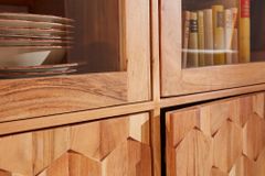 Massivholz Highboard MYSTIC LIVING 140cm Akazie natur Vitrine 3D-Oberfläche