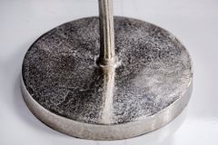 Handgearbeiteter Beistelltisch ABSTRACT LEAF 40cm silber