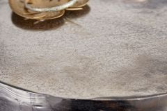 Extravaganter Beistelltisch LIQUID LINE 50cm silber Tropfen-Design Metall Aluminium rund