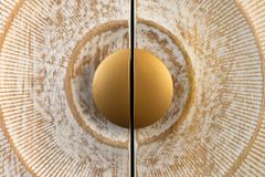 Massives TV-Lowboard GOLDEN SUNSET 180cm weiß gold Mangoholz 3D Schnitzereien Metallfüße