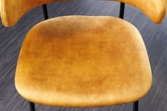 Design Stuhl VOGUE senfgelb Samt schwarze Metallbeine