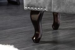 Design Sitzhocker CHESTERFIELD 80cm grau Samt Knopfheftung Nietenbesatz