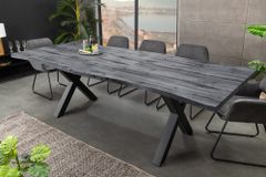 Ausziehbarer Esstisch WILD 180-220cm grau gekälkt Wildeichen-Design Baumkante schwarz
