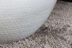Runder Couchtisch ORIENT STORAGE 60cm weiß Akazienholz mit Stauraum Hammerschlag handmade