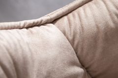 Design Stuhl MILANO champagner beige Samt mit Armlehne gepolstert schwarze Metallbeine