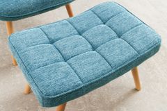 Moderner Hocker SCANDINAVIA blau Strukturstoff Massivholz-Beine Fußhocker