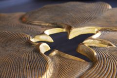 Dekorativer Couchtisch GINKGO 95cm gold schwarz handmade Metall