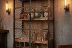 Design Barschrank LOFT 150cm natur Pinienholz Metall mit Flaschenregal