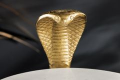 Runder Beistelltisch WILDLIFE COBRA 65cm gold weiß Marmor Schlangen-Skulptur handmade