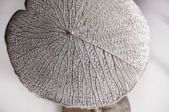 Handgearbeiteter Beistelltisch ABSTRACT LEAF 40cm silber
